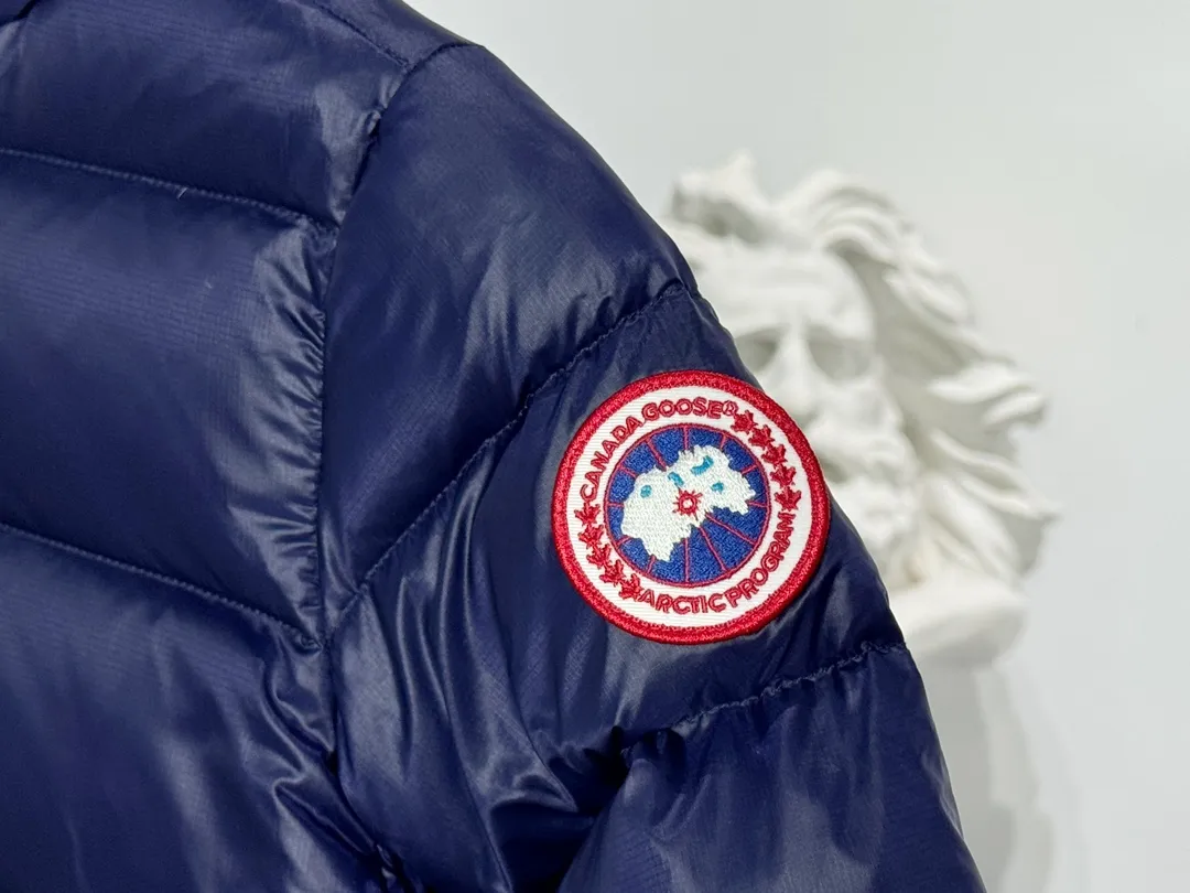 P640 CANADA GOOSE Canada Goose Crofton Children's Down Hoodie Big Goose Down Jacket 5460K Product Features ·This style uses thin channel-filled structural filling: 750-fill duck down, with lightweight fabrics and trims, lightweight and warm, allowing you to move freely ·Decorated with iconic double-stripe reflective details on the back ·Adjustable down hood sewn with reflective trim to enhance warmth and better protect against bad weather ·A weatherproof placket is designed under the two-way zipper to prevent wind and keep warm. The zipper opens from the bottom for increased range of motion and improved breathability. Power Stretch® reflective cuffs are stylish and lightweight, adding wind protection and warmth and making you more visible in low-light environments. Goose I.D. heritage label on the inside. 2 exterior pockets: Hand pockets with zipper closure and tricot fabric at the joints for softness and warmth.